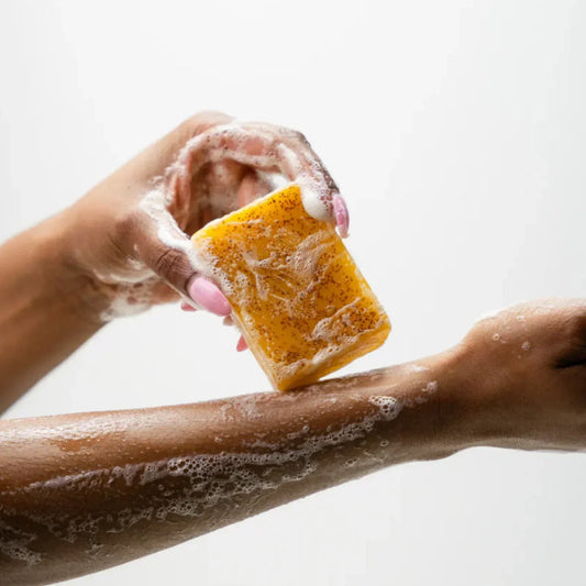 🌿 5 Motivi Per Cui il Sapone Alla Curcuma è un Must-Have nella tua Skincare